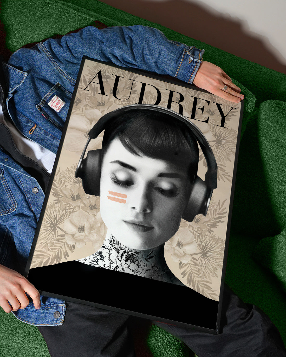 Audrey headphones - Framed poster detail