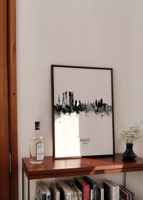 Madrid Skyline en blanco y negro - Framed poster in an interior