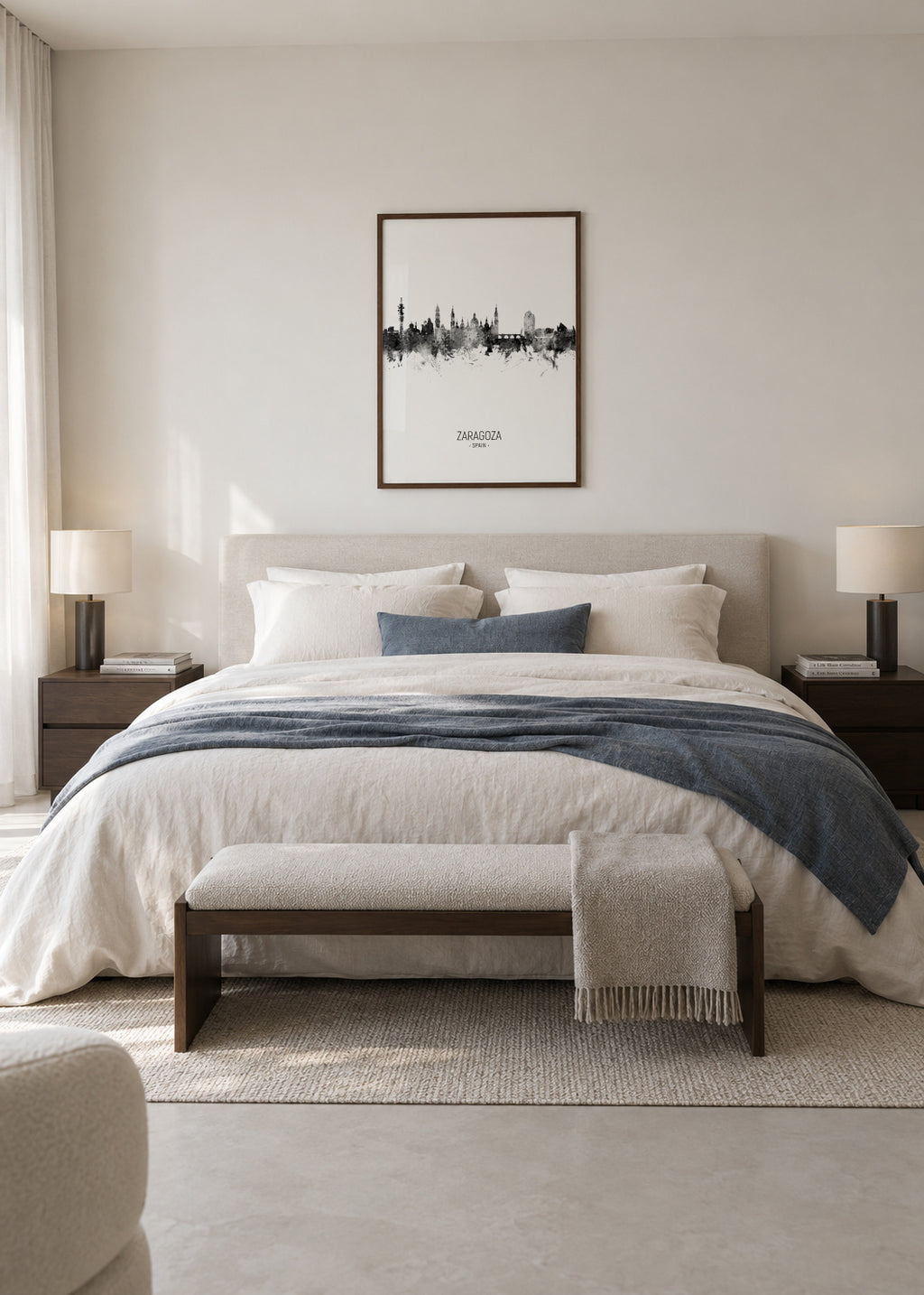Zaragoza Skyline en blanco y negro - Framed poster in an interior