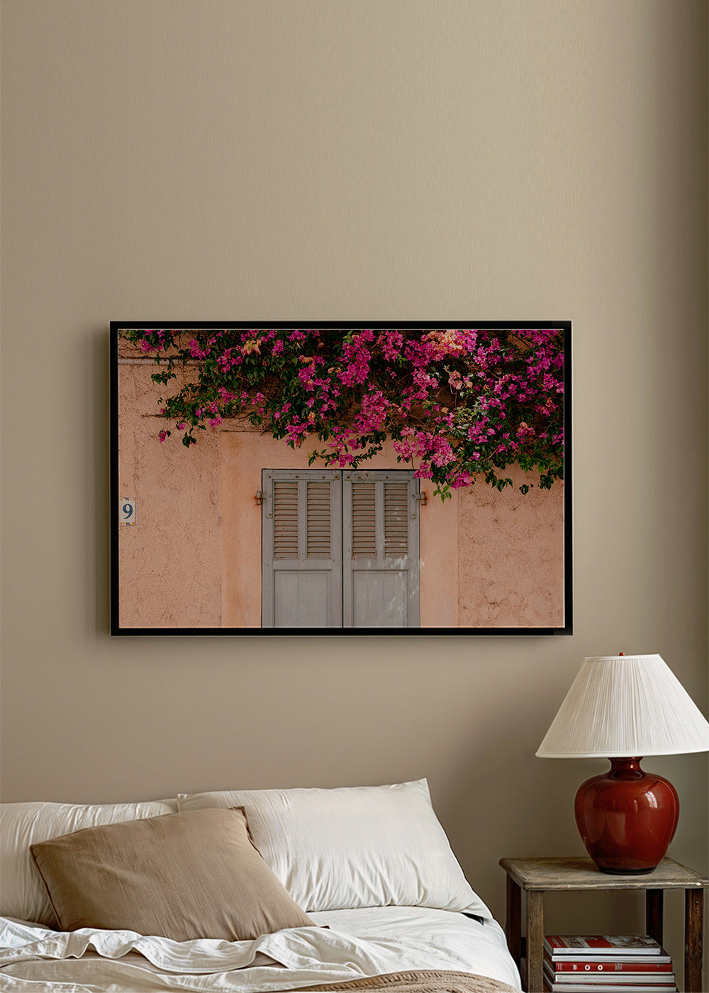 Lámina botánica con buganvillas sobre puerta antigua – Product1