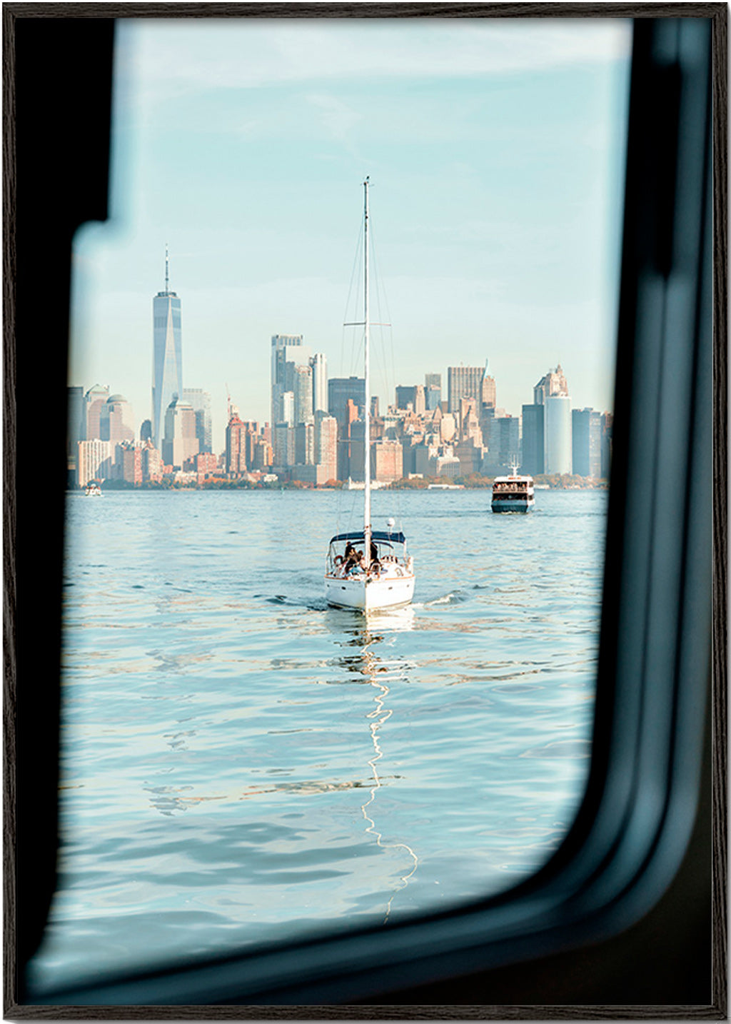 Cuadro de ciudades con velero frente al skyline – Black Frame