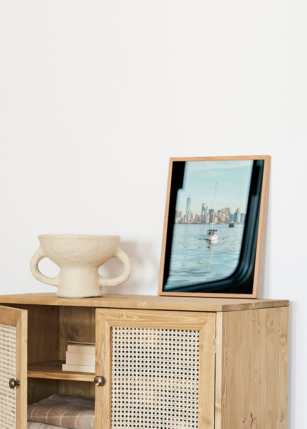Cuadro de ciudades con velero frente al skyline – Product1