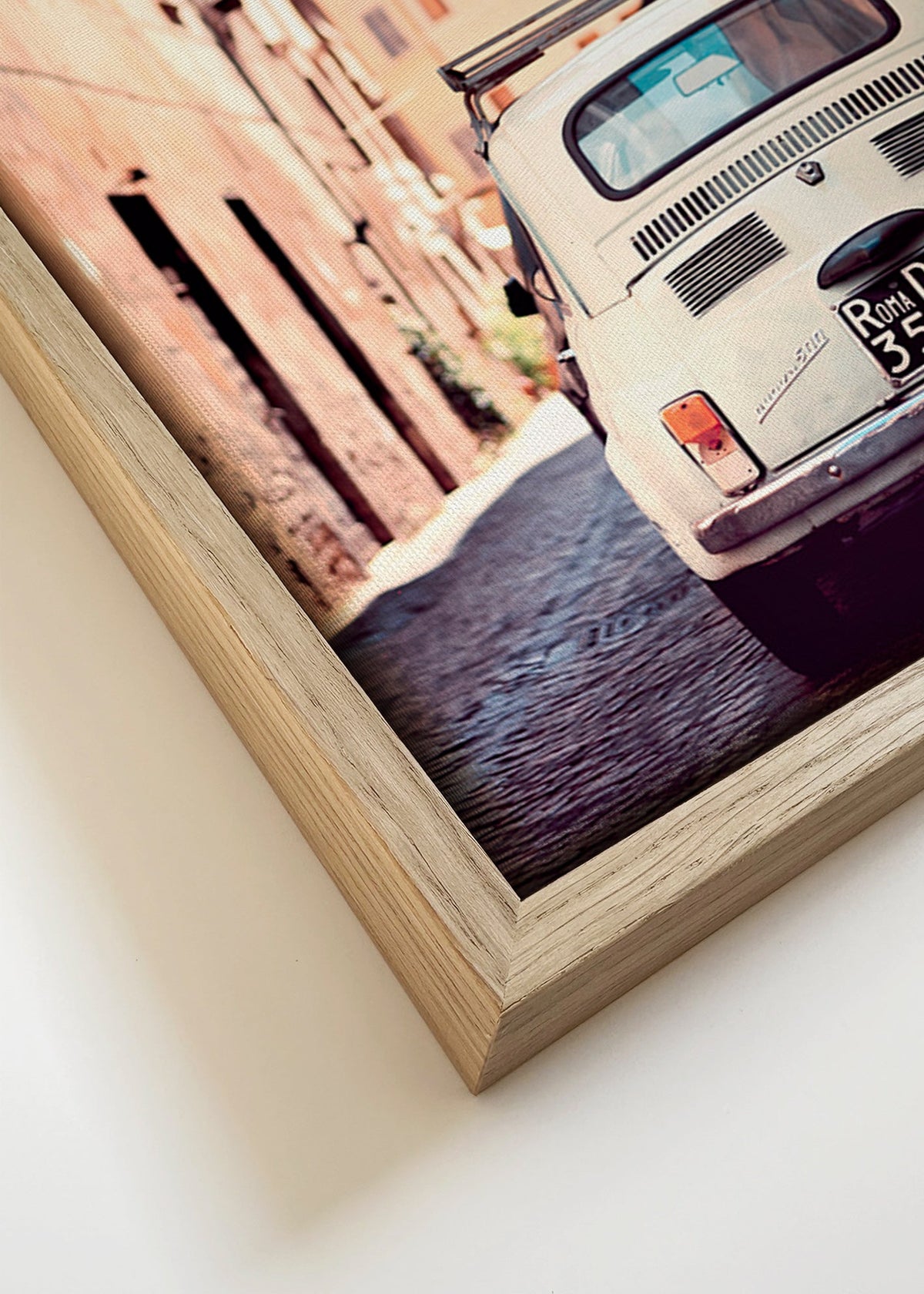 Cuadro de ciudades con coche clásico en calle romana – Canvas detail