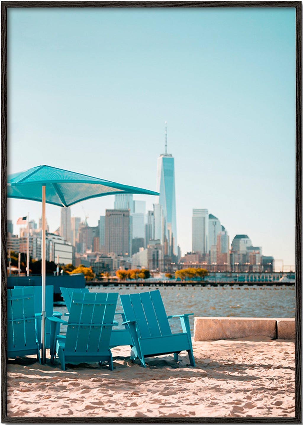 Cuadro de ciudades con sillones turquesa en la playa – Black Frame