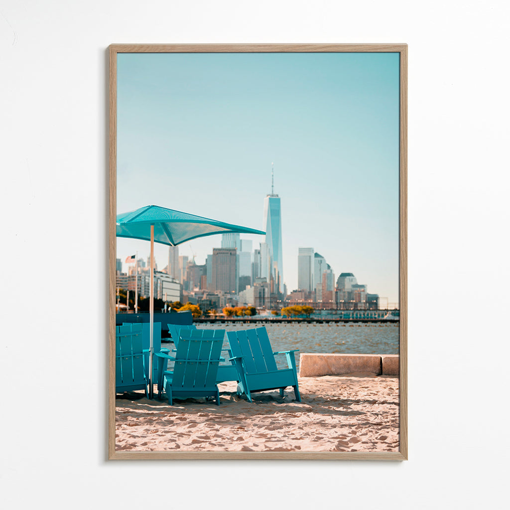 Cuadro de ciudades con sillones turquesa en la playa – Oak Frame