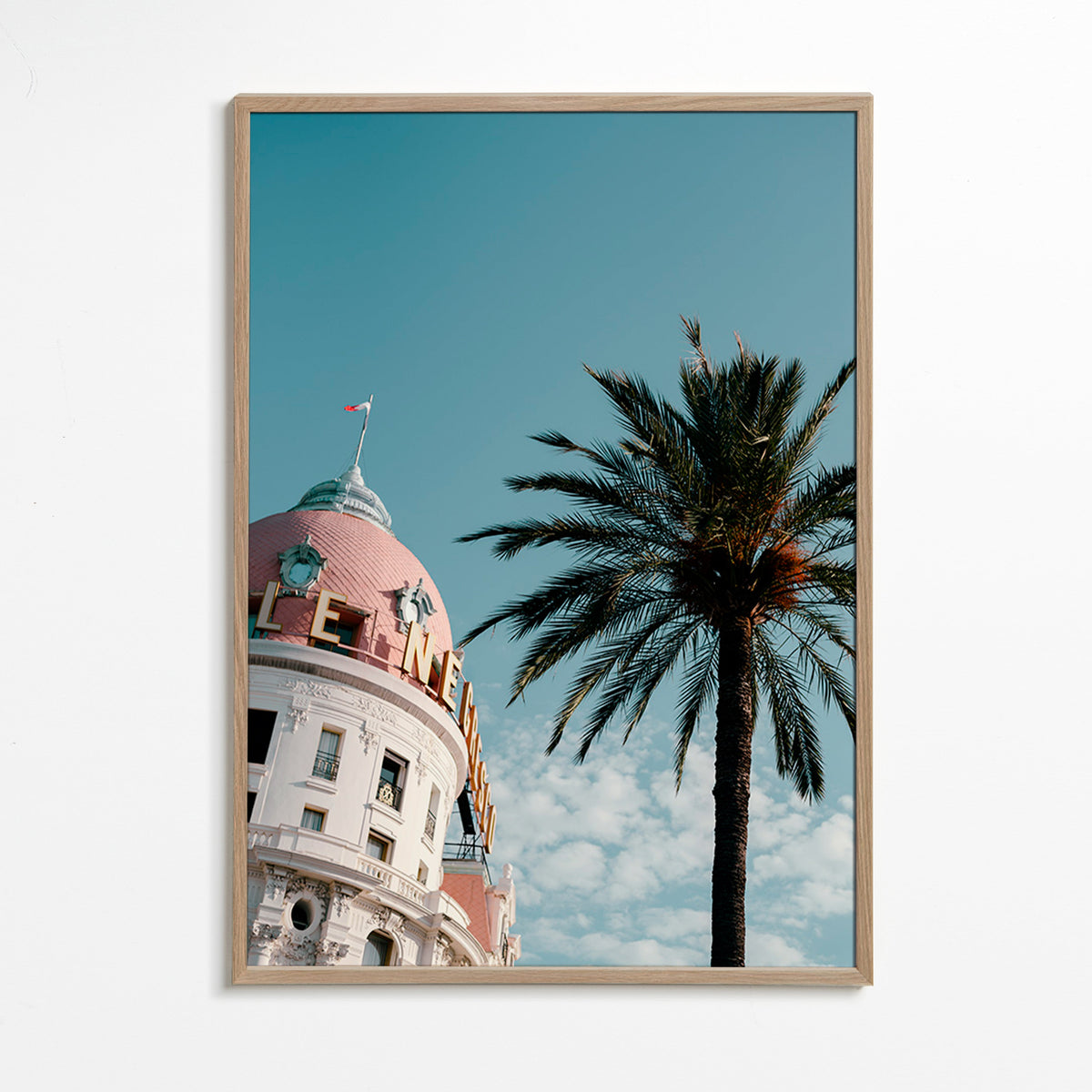 Cuadro de ciudades Riviera con cúpula y palmera – Oak Frame