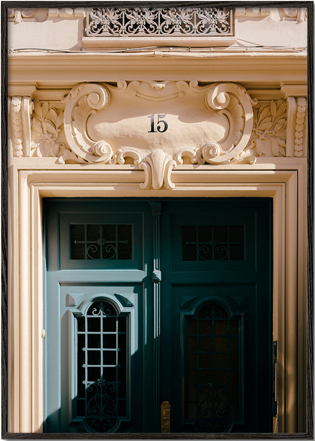 Cuadro de ciudades con puerta verde y número 15 – Black Frame