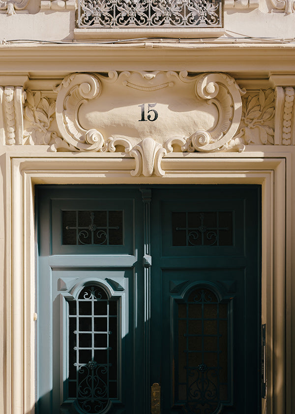 Cuadro de ciudades con puerta verde y número 15