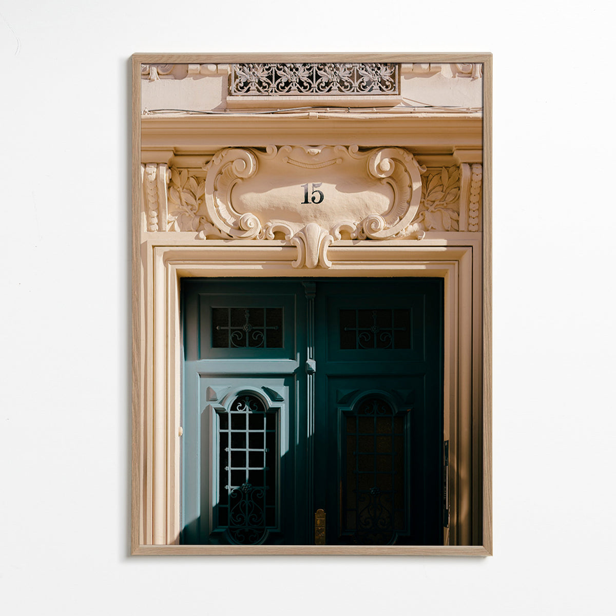 Cuadro de ciudades con puerta verde y número 15 – Oak Frame