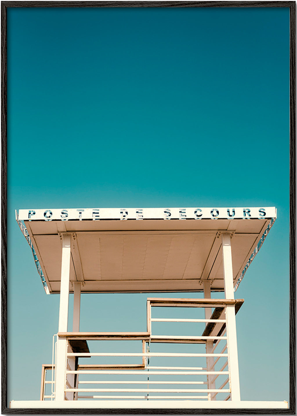Fotografía: poste de secours sobre cielo azul – Black Frame