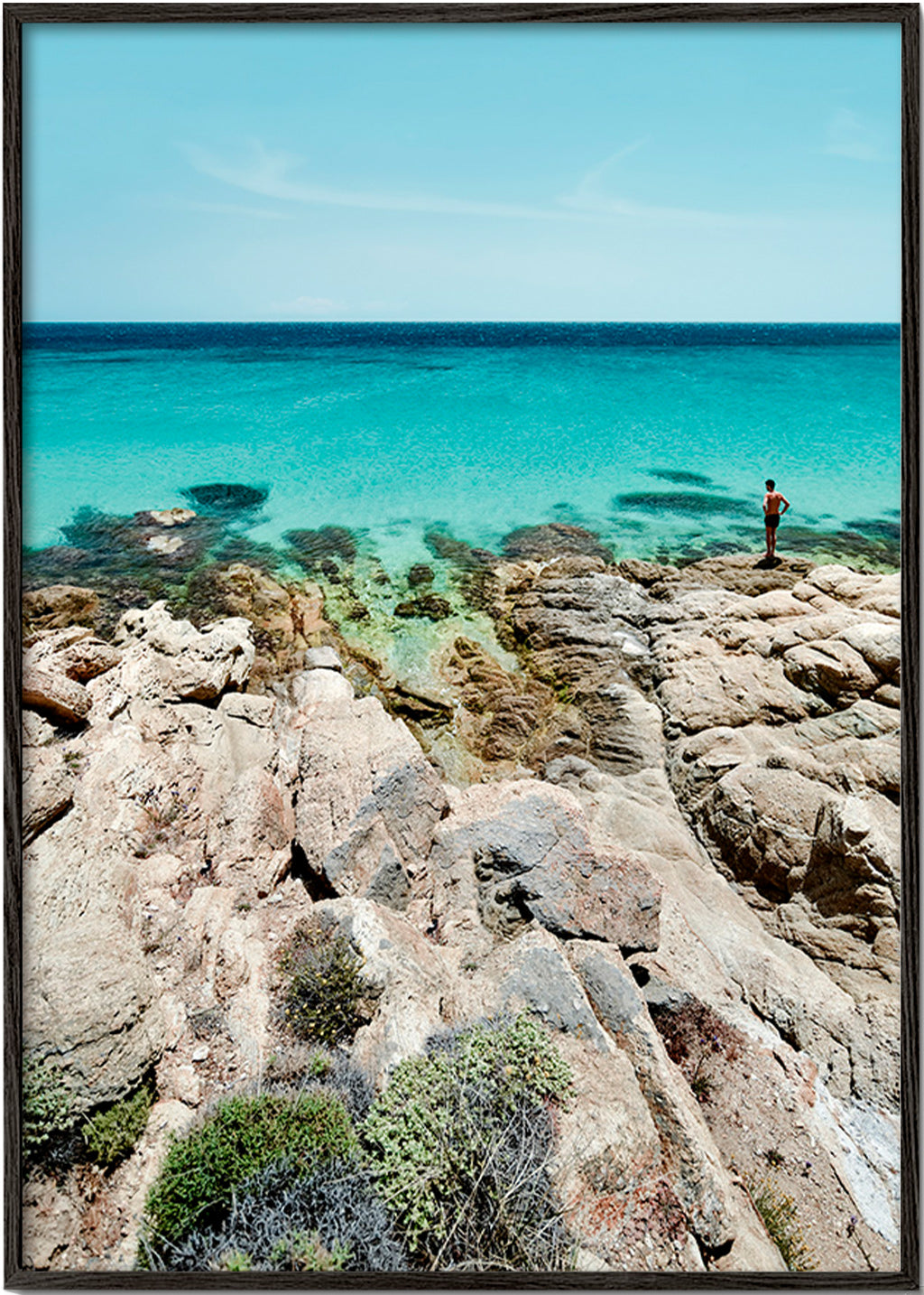 Cuadro de paisaje con costa rocosa y mar turquesa – Black Frame