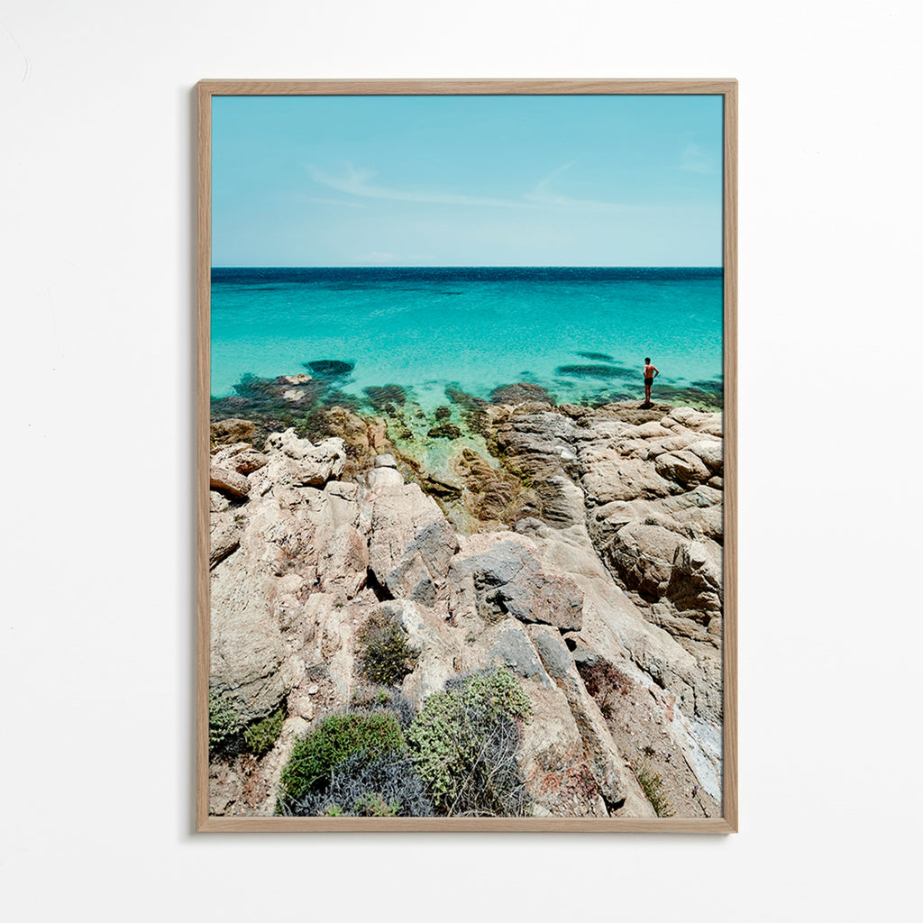Cuadro de paisaje con costa rocosa y mar turquesa – Oak Frame