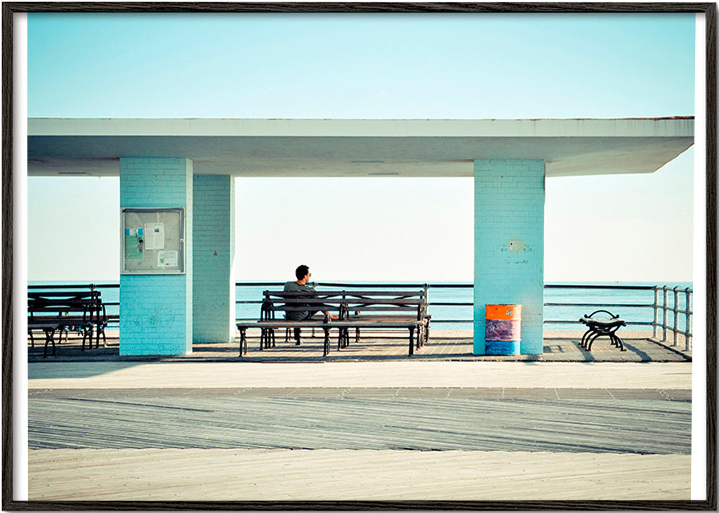Fotografía en muelle con banco solitario – Black Frame