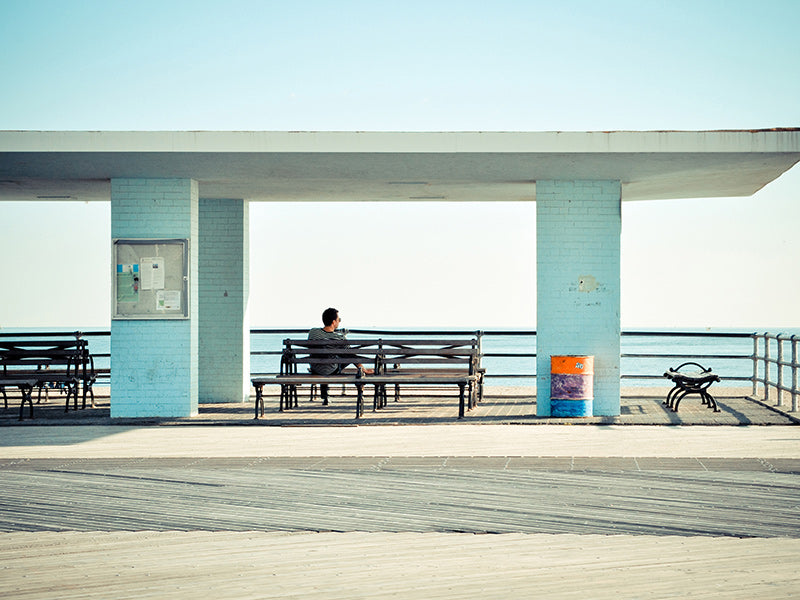 Fotografía en muelle con banco solitario