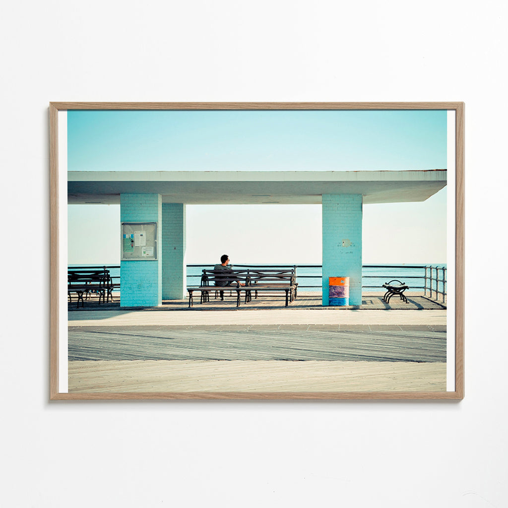Fotografía en muelle con banco solitario – Oak Frame