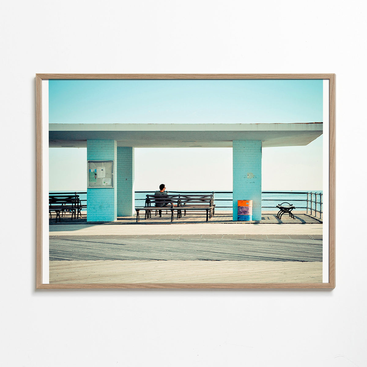 Fotografía en muelle con banco solitario – Oak Frame