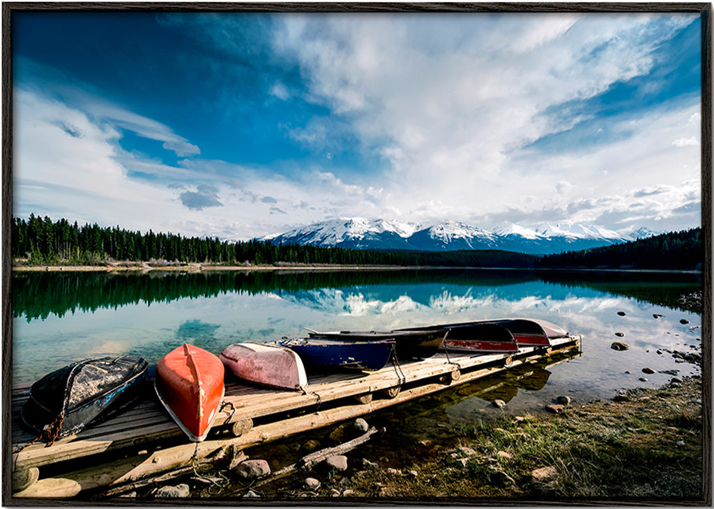 Cuadro de paisaje con canoas en muelle – Black Frame