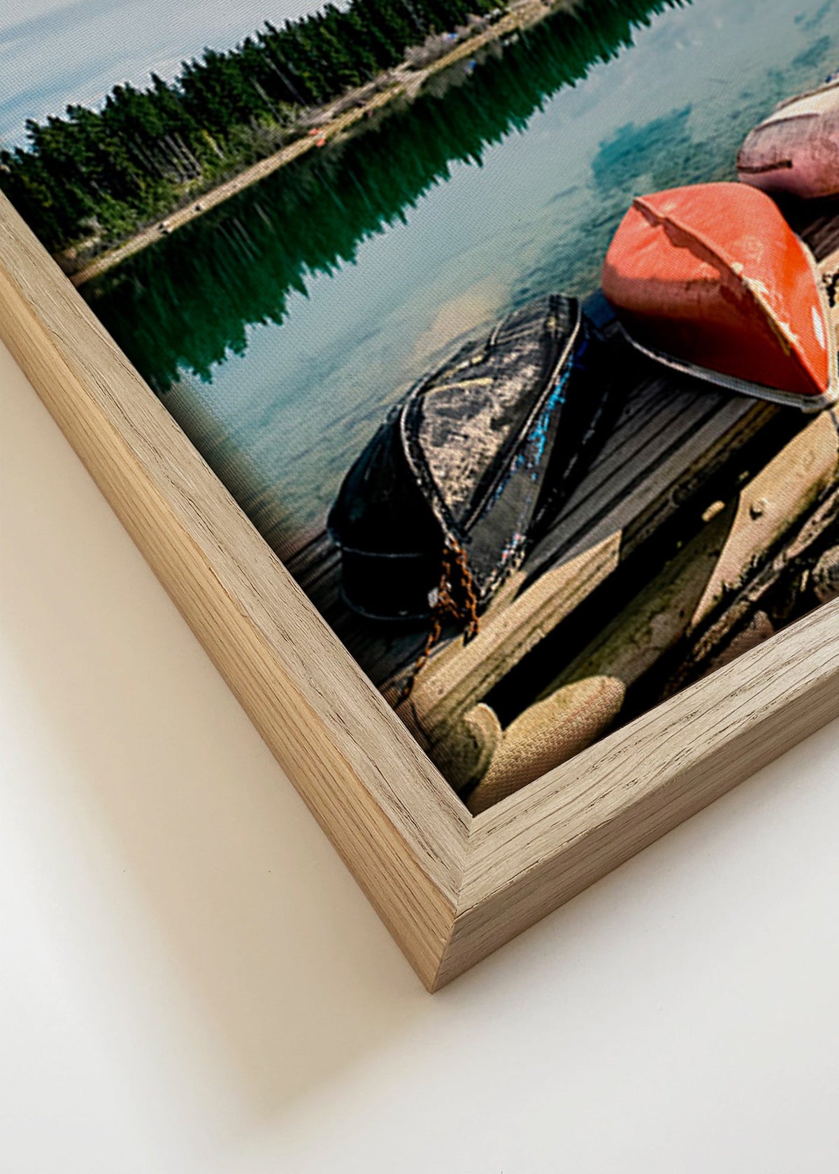 Cuadro de paisaje con canoas en muelle – Canvas detail