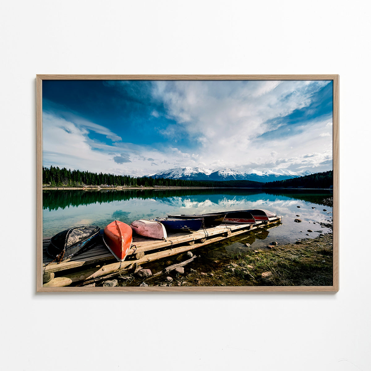 Cuadro de paisaje con canoas en muelle – Oak Frame