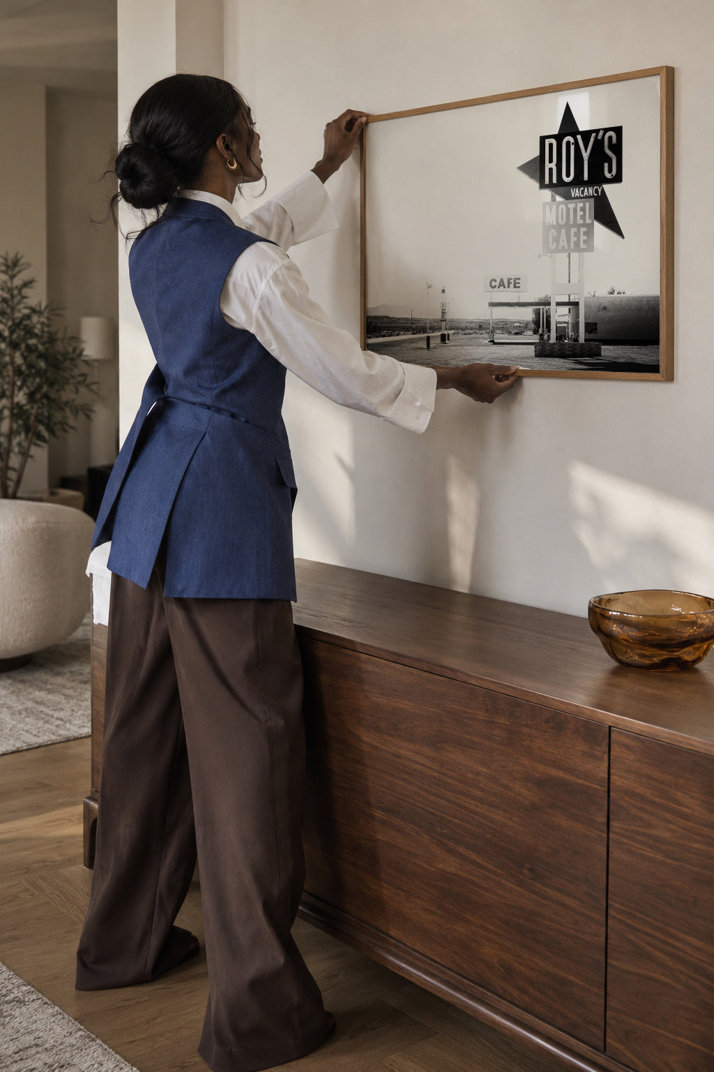 Black Arizona - Route 66 Motel Cafe - Framed poster in an interior