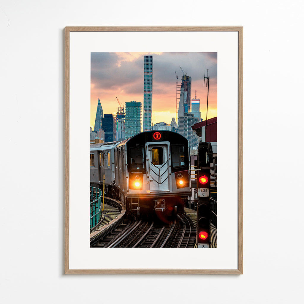 Cuadro de ciudades: Metro 7 de Nueva York al atardecer – Oak Frame