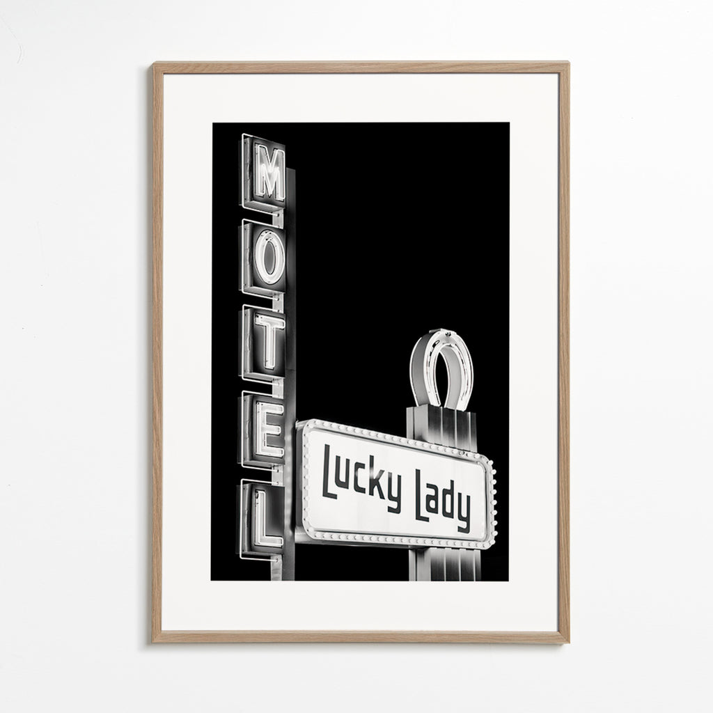 Fotografía Motel Lucky Lady en blanco y negro – Oak Frame