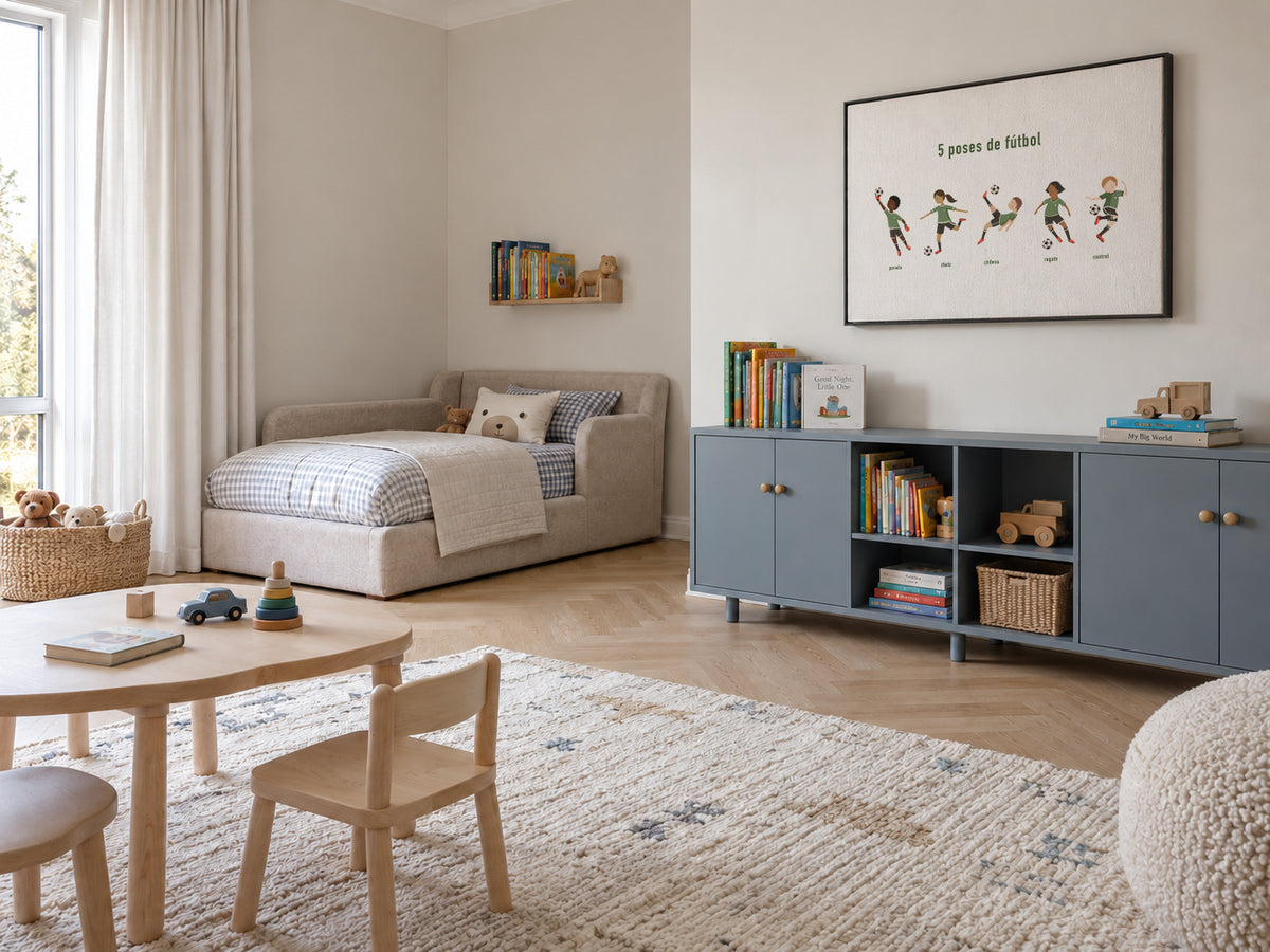 5 poses de fútbol - Framed canvas in an interior