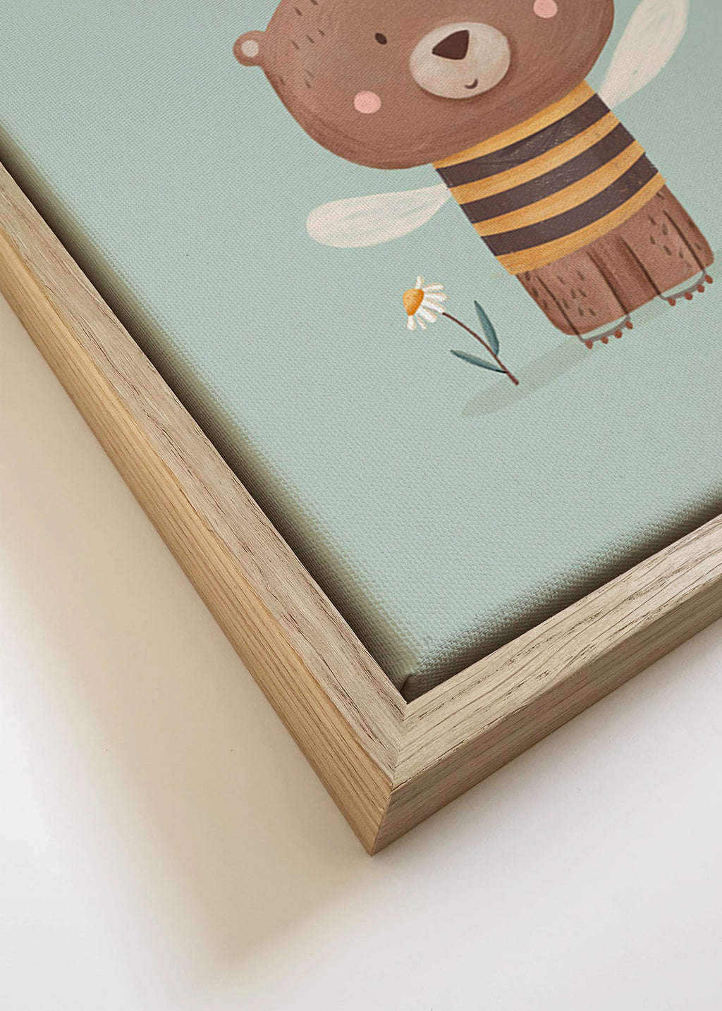 Lámina infantil con oso 'Queen Bee' y corona – Canvas detail
