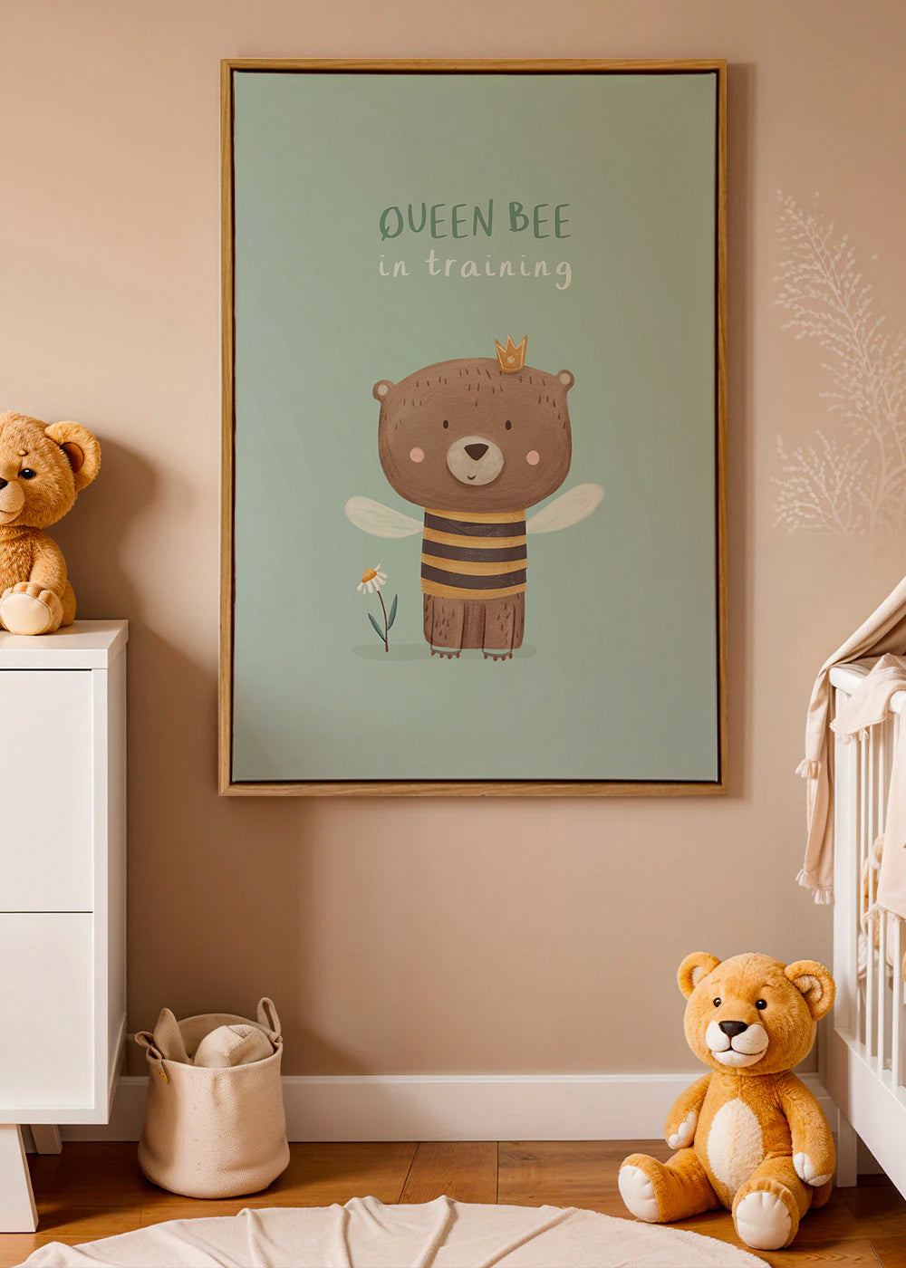 Lámina infantil con oso 'Queen Bee' y corona – Canvas1