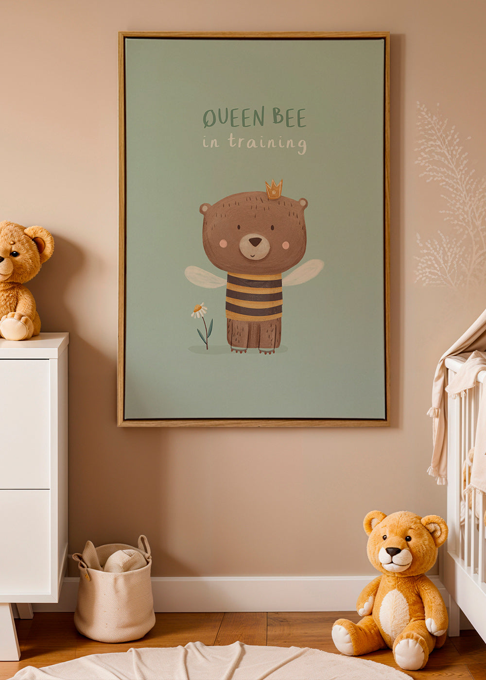 Lámina infantil con oso 'Queen Bee' y corona – Canvas2