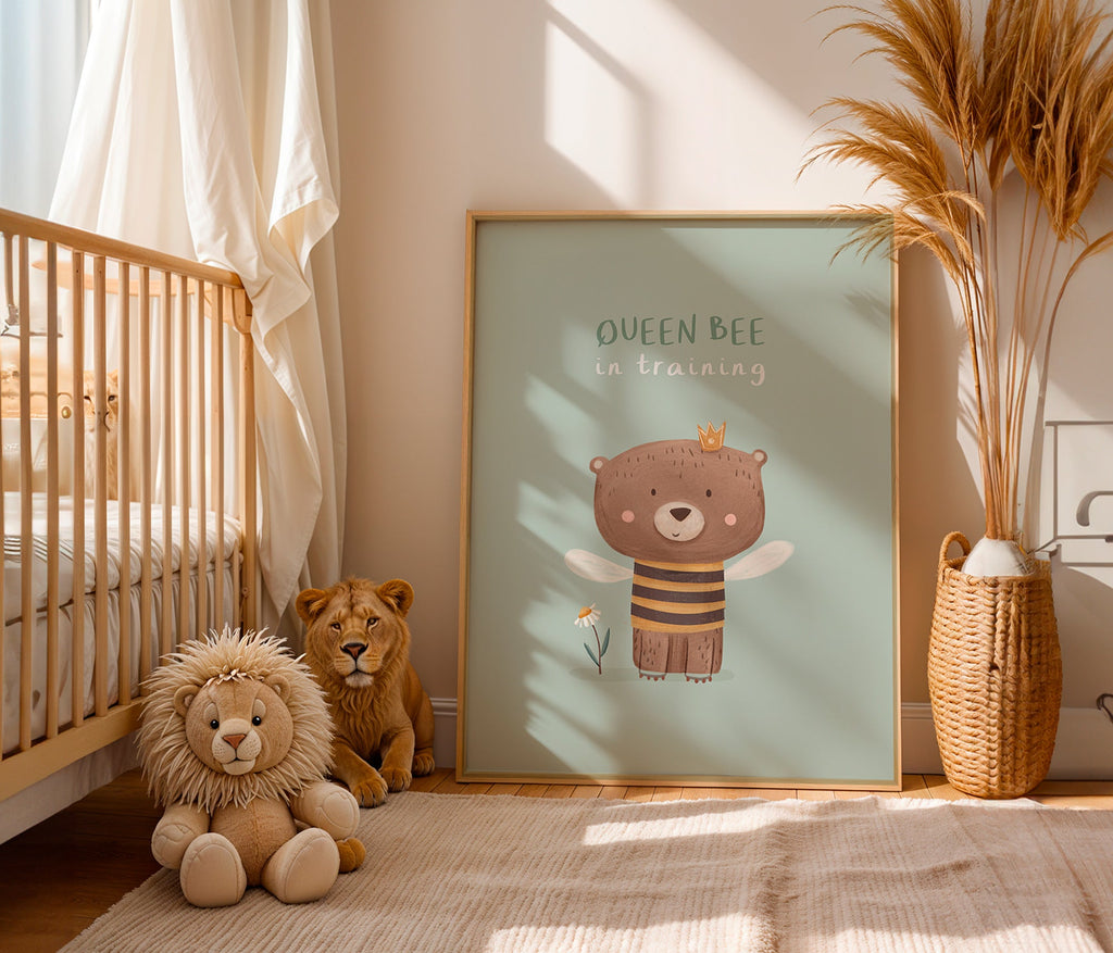 Lámina infantil con oso 'Queen Bee' y corona – Product1