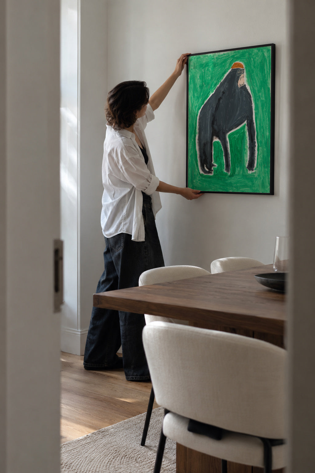 Y cómo los gorilas: uh, uh, uh! - Alexis Hinojosa - Framed poster in an interior