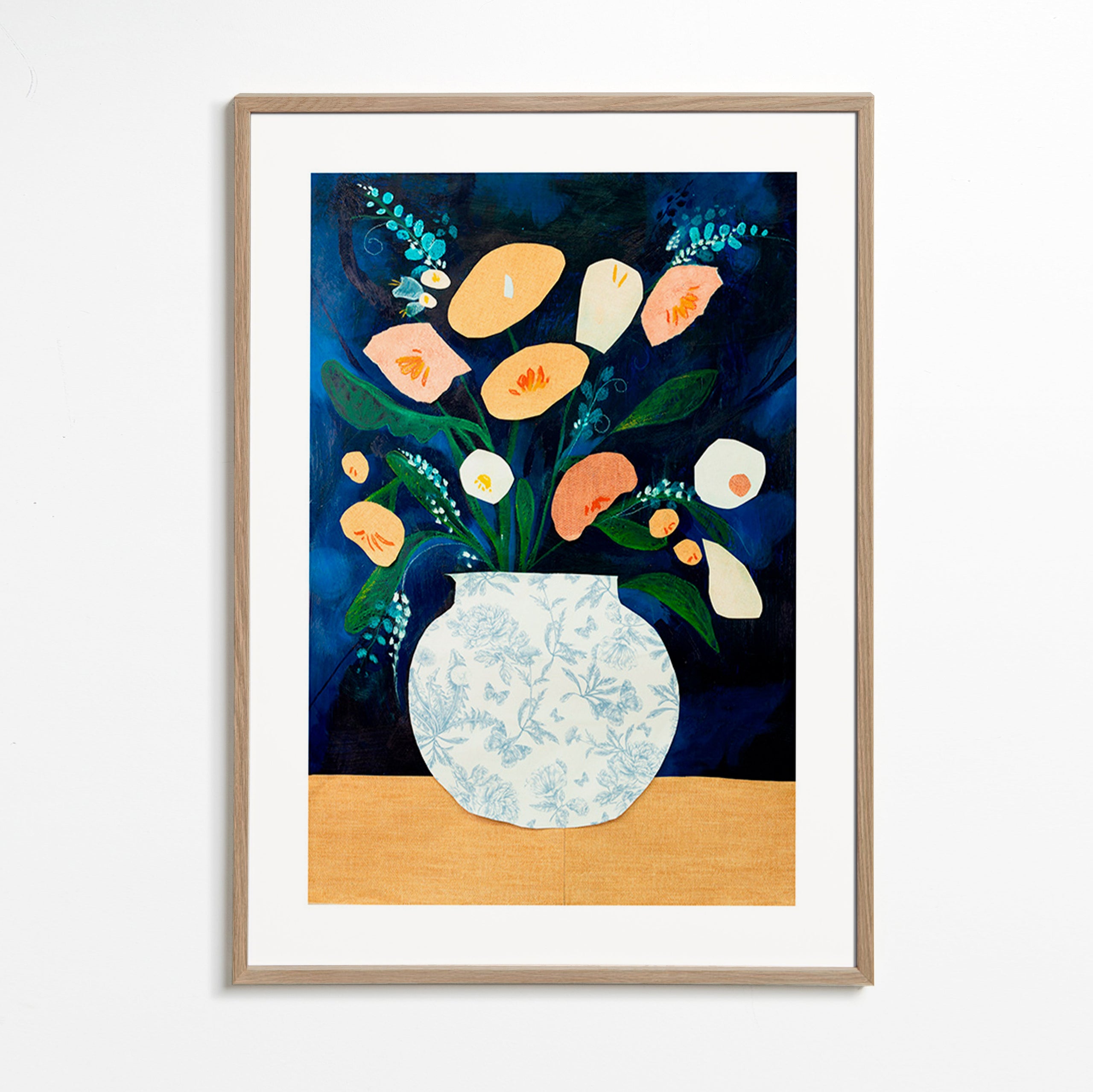 Lámina botánica con ramo en jarrón – Oak Frame