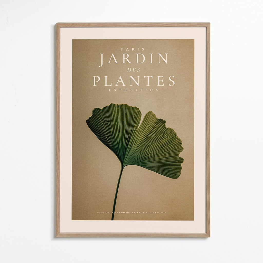 Lámina botánica con hoja de ginkgo y tipografía clásica – Oak Frame