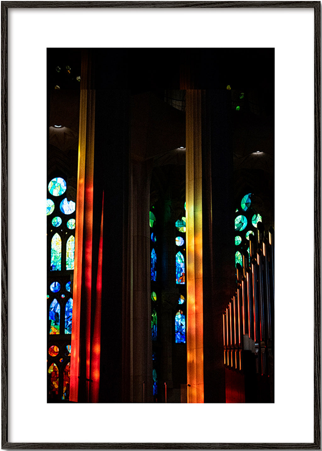 Fotografía de catedral con vidrieras iluminadas – Black Frame
