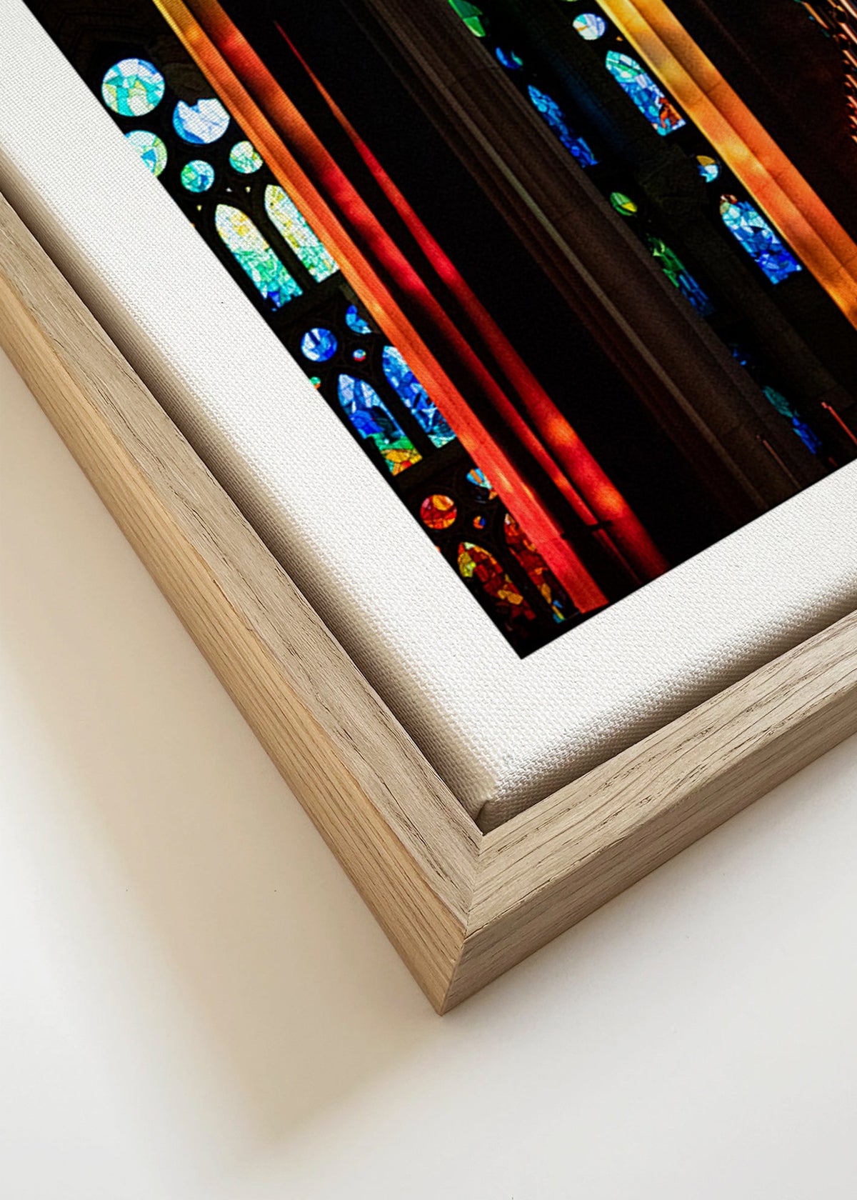 Fotografía de catedral con vidrieras iluminadas – Canvas detail