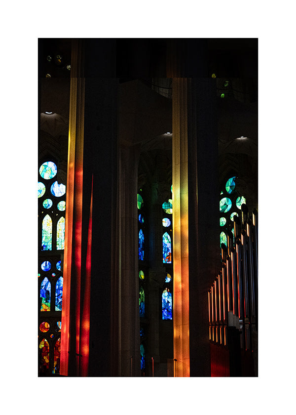 Fotografía de catedral con vidrieras iluminadas