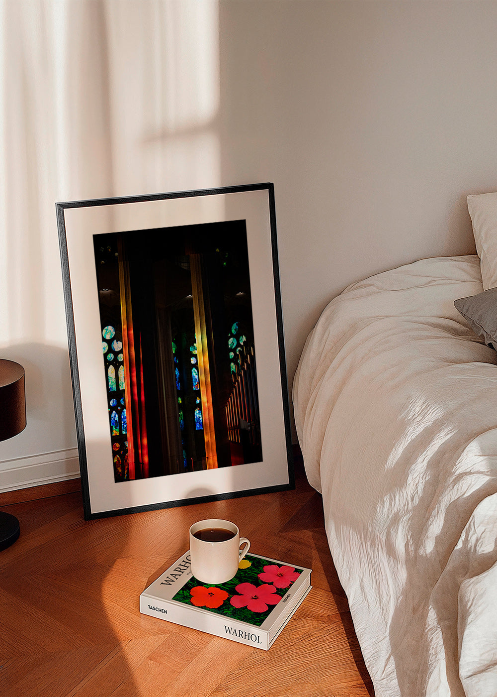 Fotografía de catedral con vidrieras iluminadas – Product3