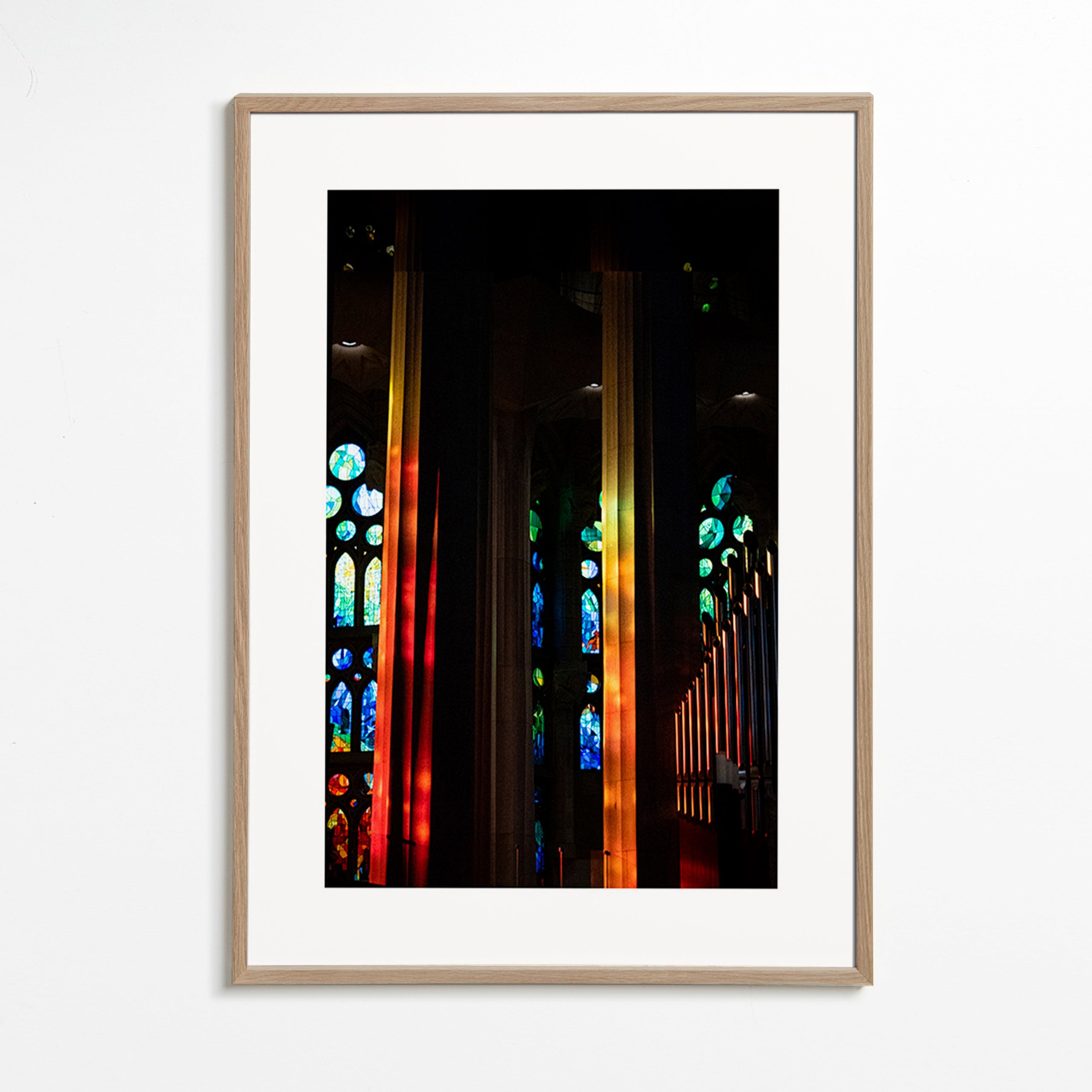 Fotografía de catedral con vidrieras iluminadas – Oak Frame