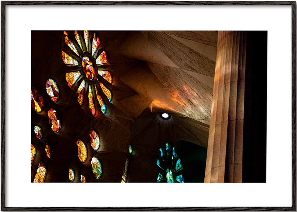 Fotografía de vidrieras interiores con luz dorada – Black Frame