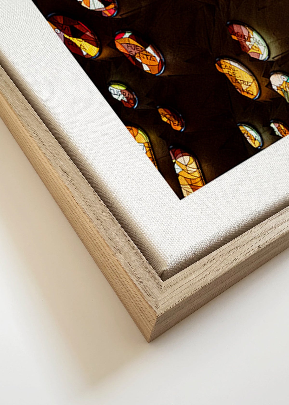 Fotografía de vidrieras interiores con luz dorada – Canvas detail
