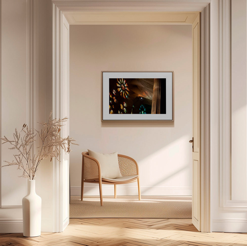 Fotografía de vidrieras interiores con luz dorada – Canvas1