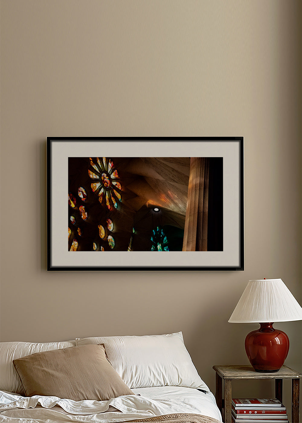 Fotografía de vidrieras interiores con luz dorada – Canvas2