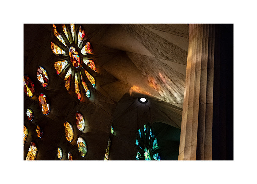 Fotografía de vidrieras interiores con luz dorada