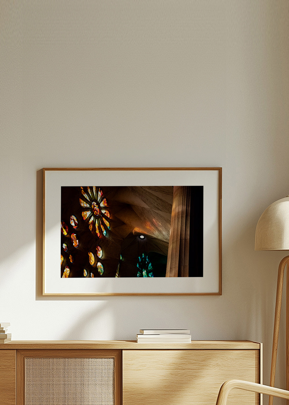 Fotografía de vidrieras interiores con luz dorada – Product3