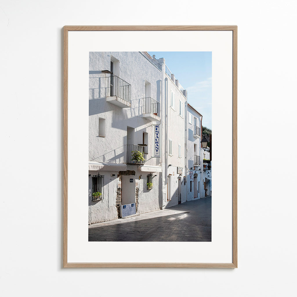 Cuadro de ciudades Calle blanca mediterránea – Oak Frame