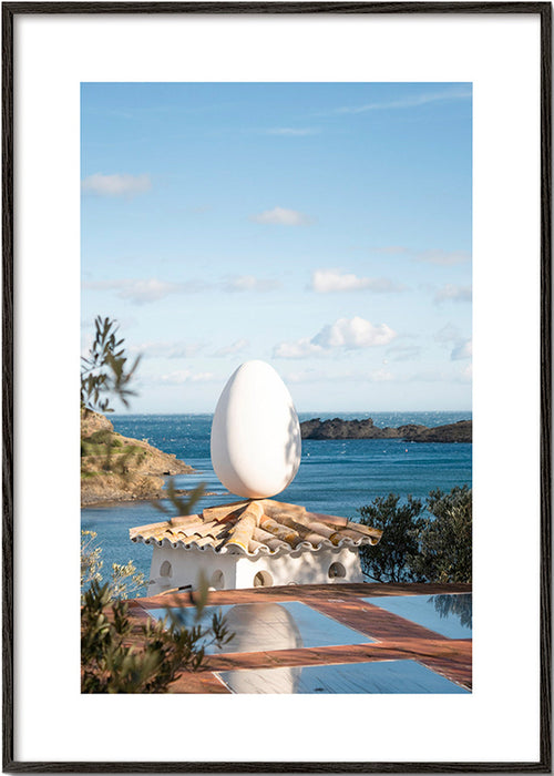 Cuadro de paisaje con huevo escultórico en la costa – Black Frame