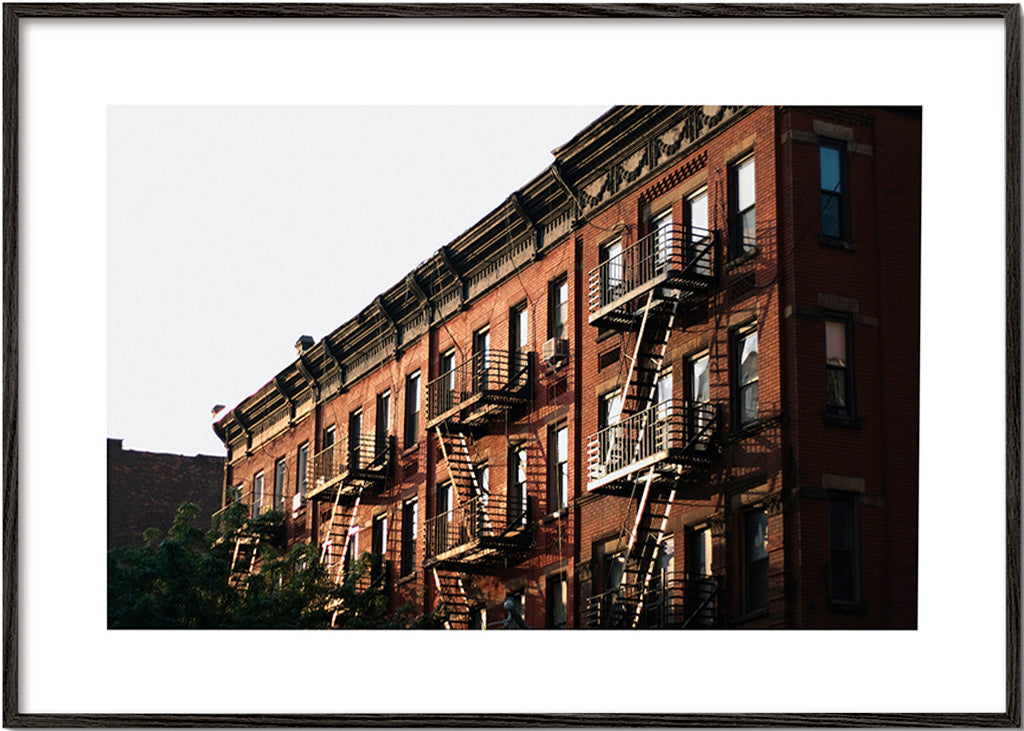 Cuadro de ciudades: fachada brownstone con escaleras de emergencia – Black Frame