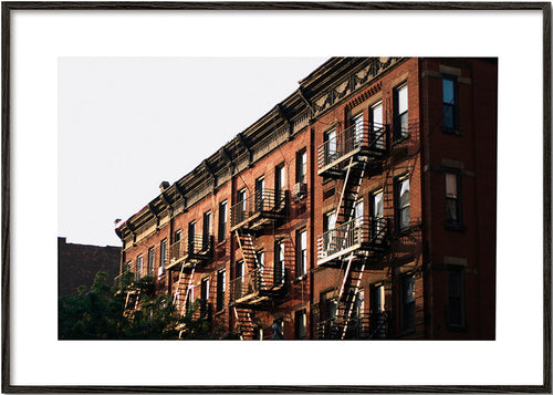 Cuadro de ciudades: fachada brownstone con escaleras de emergencia – Black Frame