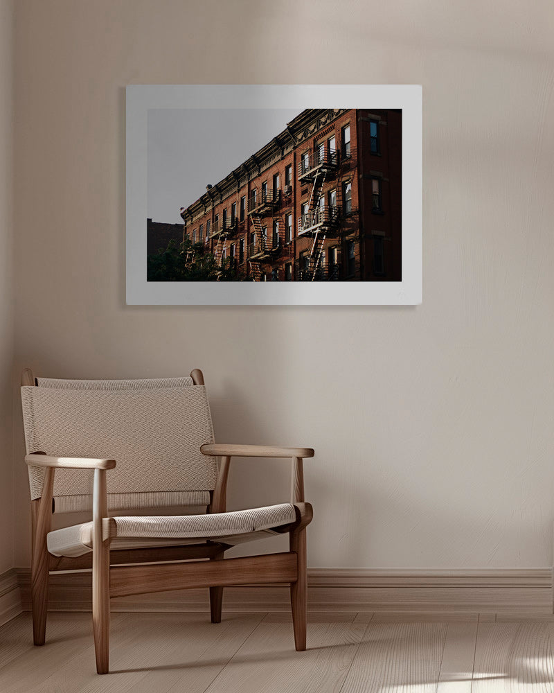 Cuadro de ciudades: fachada brownstone con escaleras de emergencia – Canvas
